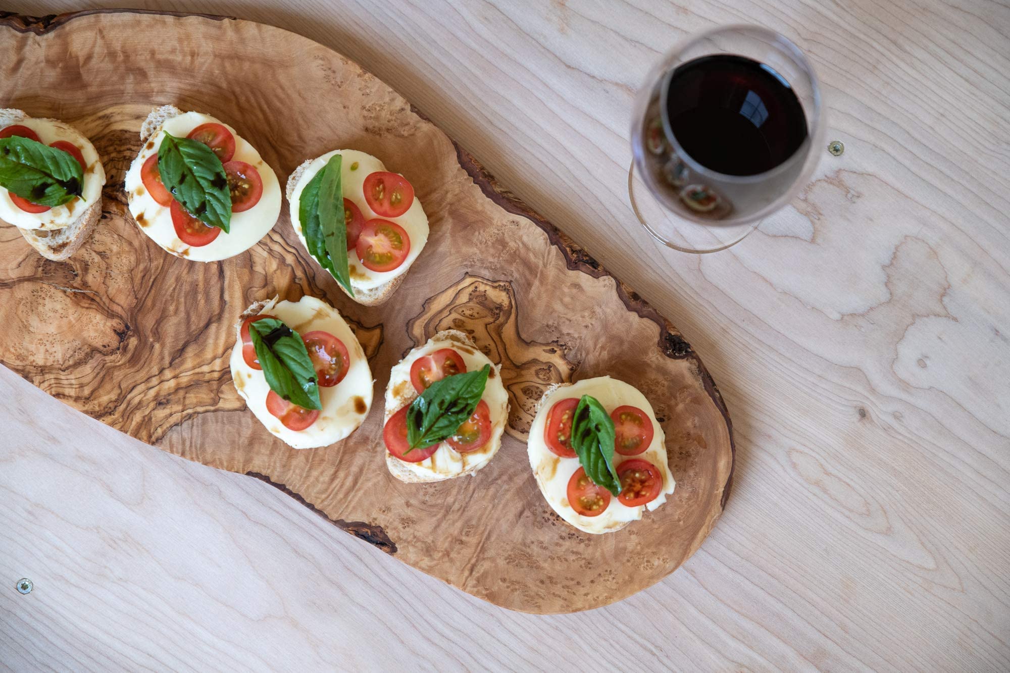 Thirteen Chefs olive wood grain detail showcases artisanal craftsmanship and unique character.