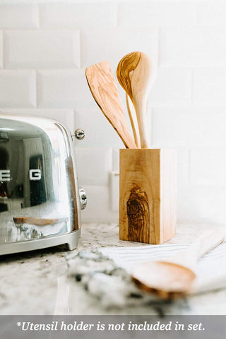 Thirteen Chefs Tramanto olive wood grain closeup shows natural beauty.