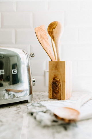 Stylish TRAMANTO olive wood utensil holder as a decorative kitchen piece by Thirteen Chefs