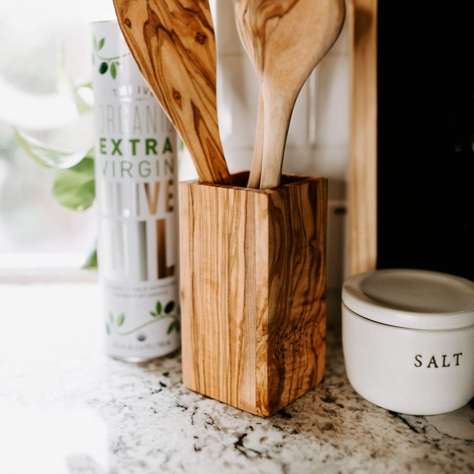 Handcrafted design of TRAMANTO olive wood utensil holder by Thirteen Chefs