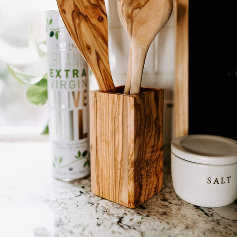 Handcrafted design of TRAMANTO olive wood utensil holder by Thirteen Chefs