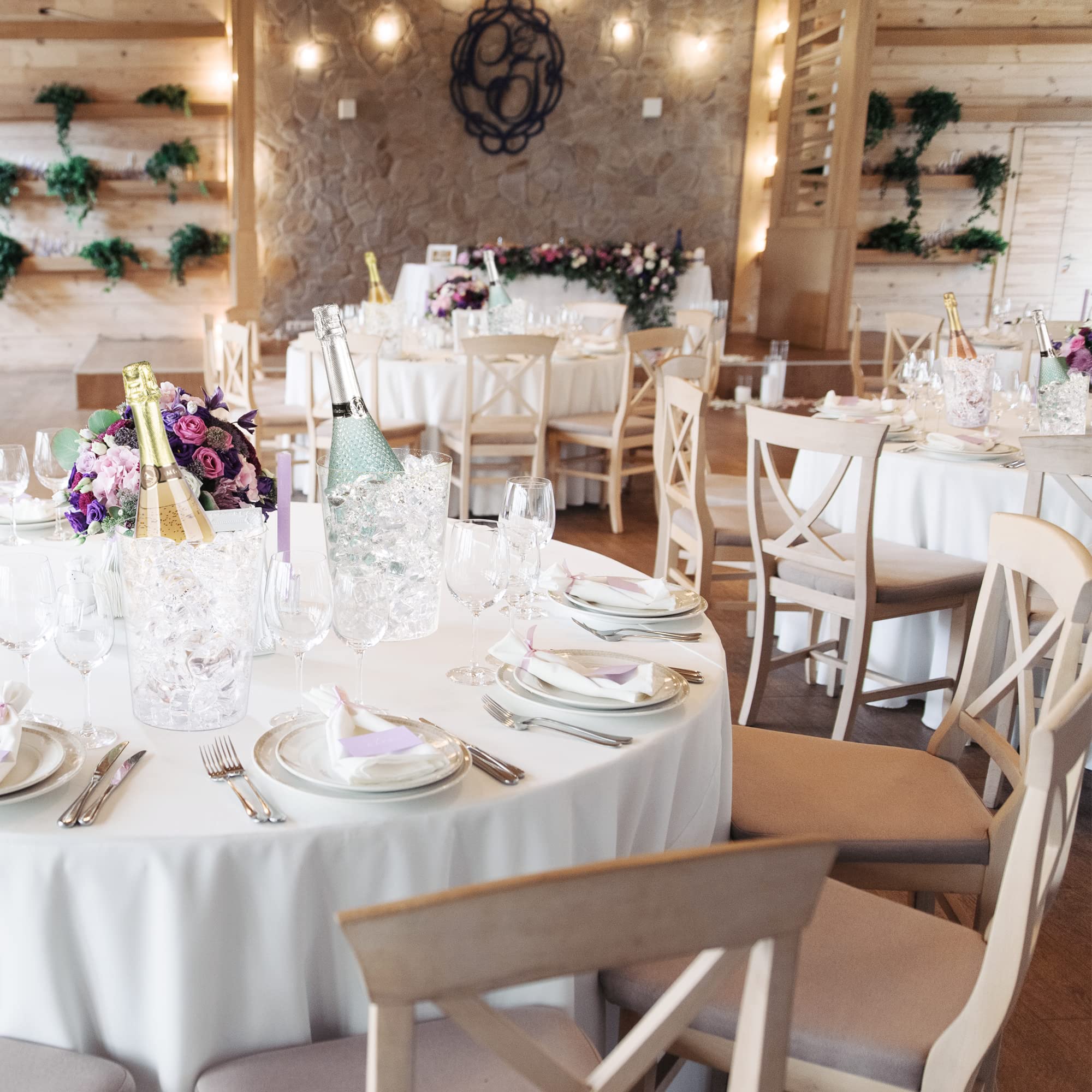 Tiawudi floral vase ice bucket adds sparkle to centerpieces.