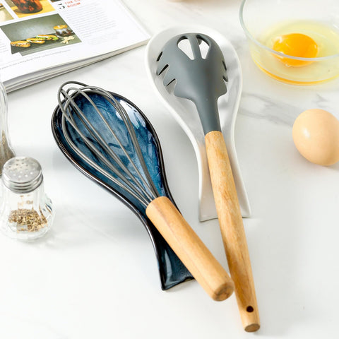 Tikooere large 8.7-inch rest fits multiple utensils at once.