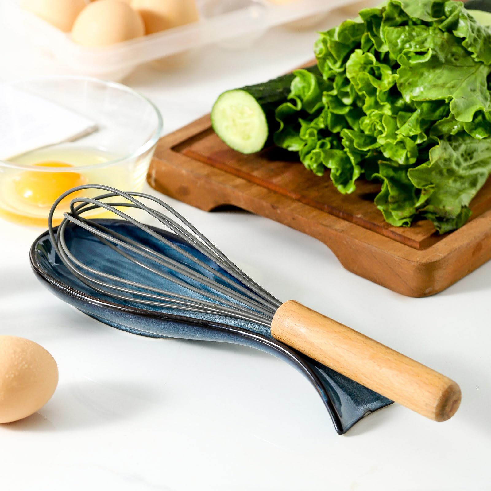 Tikooere dishwasher-safe spoon rest cleans quickly after cooking.