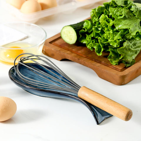 Tikooere dishwasher-safe spoon rest cleans quickly after cooking.