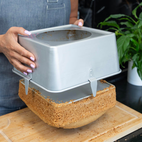 TiParthenos two-piece base provides easy release of cakes