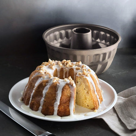 TLIOCAS champagne gold finish adds a luxe look to desserts.