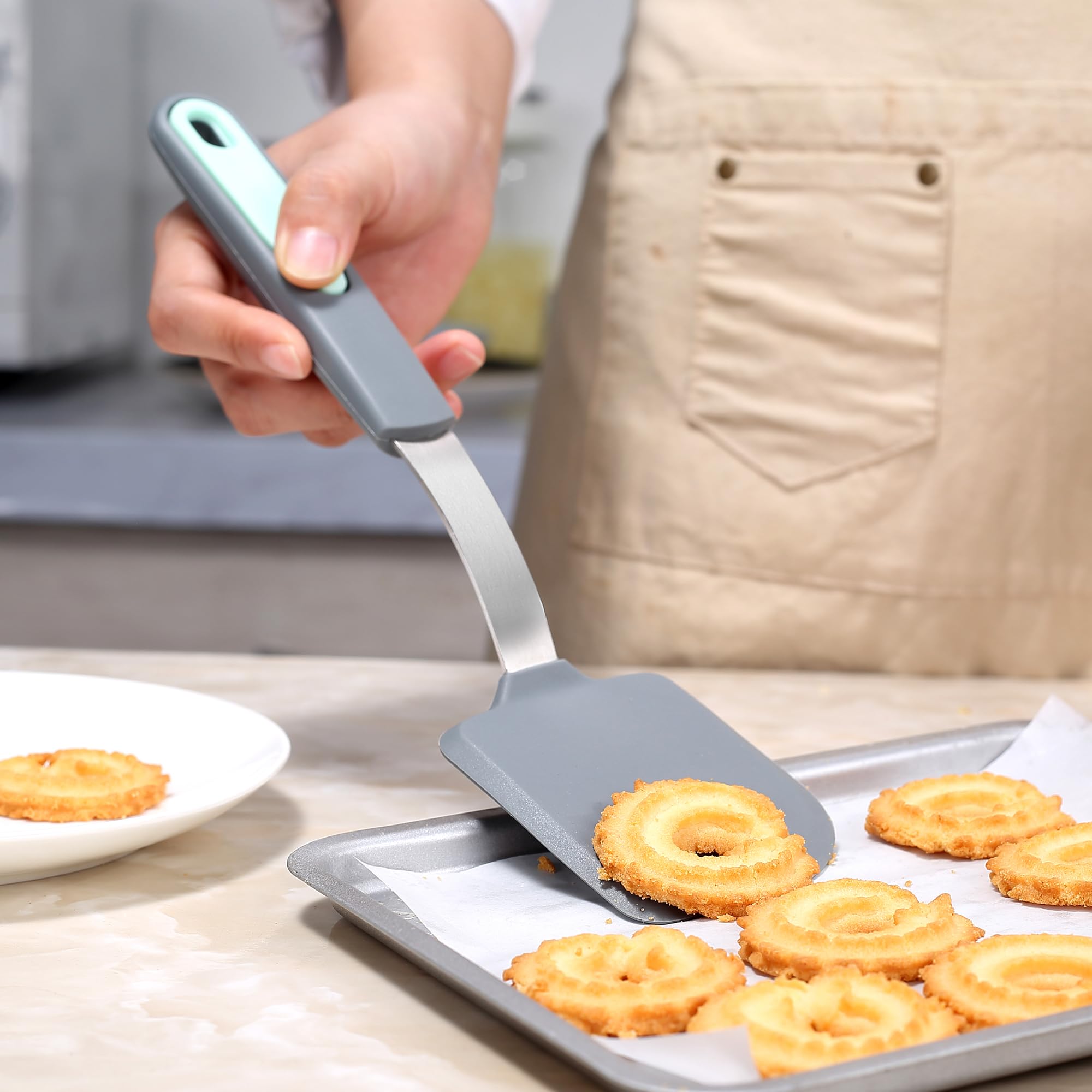 To encounter standard turner spatula with flexible edge for eggs and pancakes.