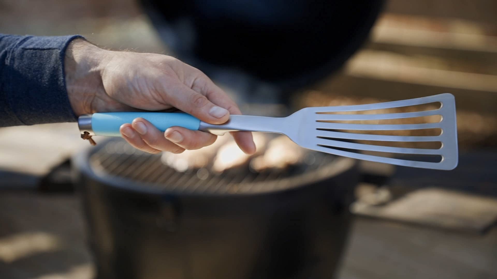 Toadfish curved-edge spatula slides under delicate foods for secure lifting