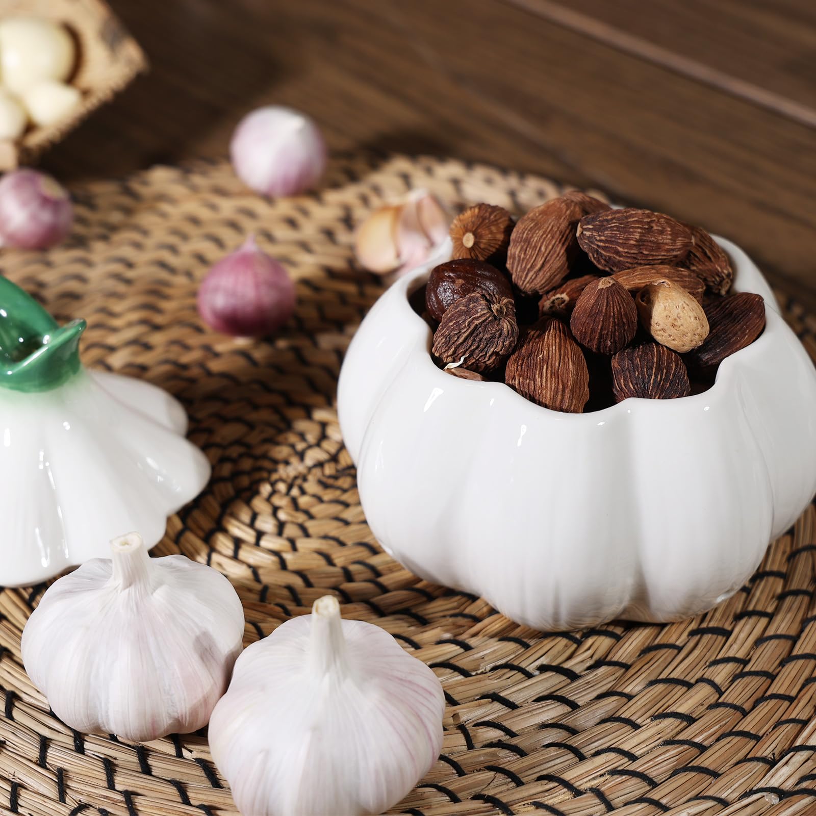 TOIVO counter garlic container is a practical gift for cooking enthusiasts.