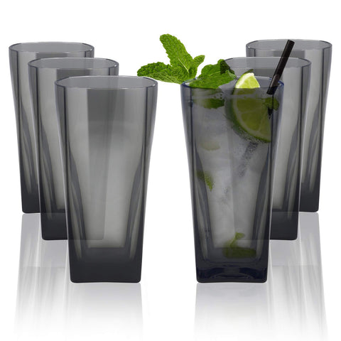 Top-spring 20-ounce tumbler in clear plastic, shatterproof and ready for daily use.