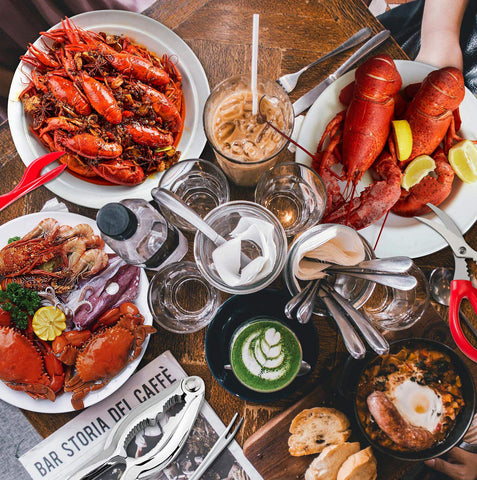 TORINALITAL ergonomic handles ensure comfortable use during extended seafood sessions.