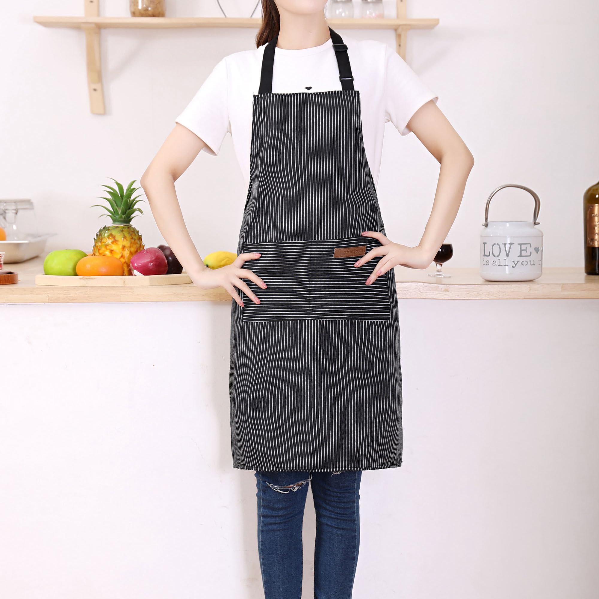 Tosewever apron with two pockets middle area keeps utensils handy.