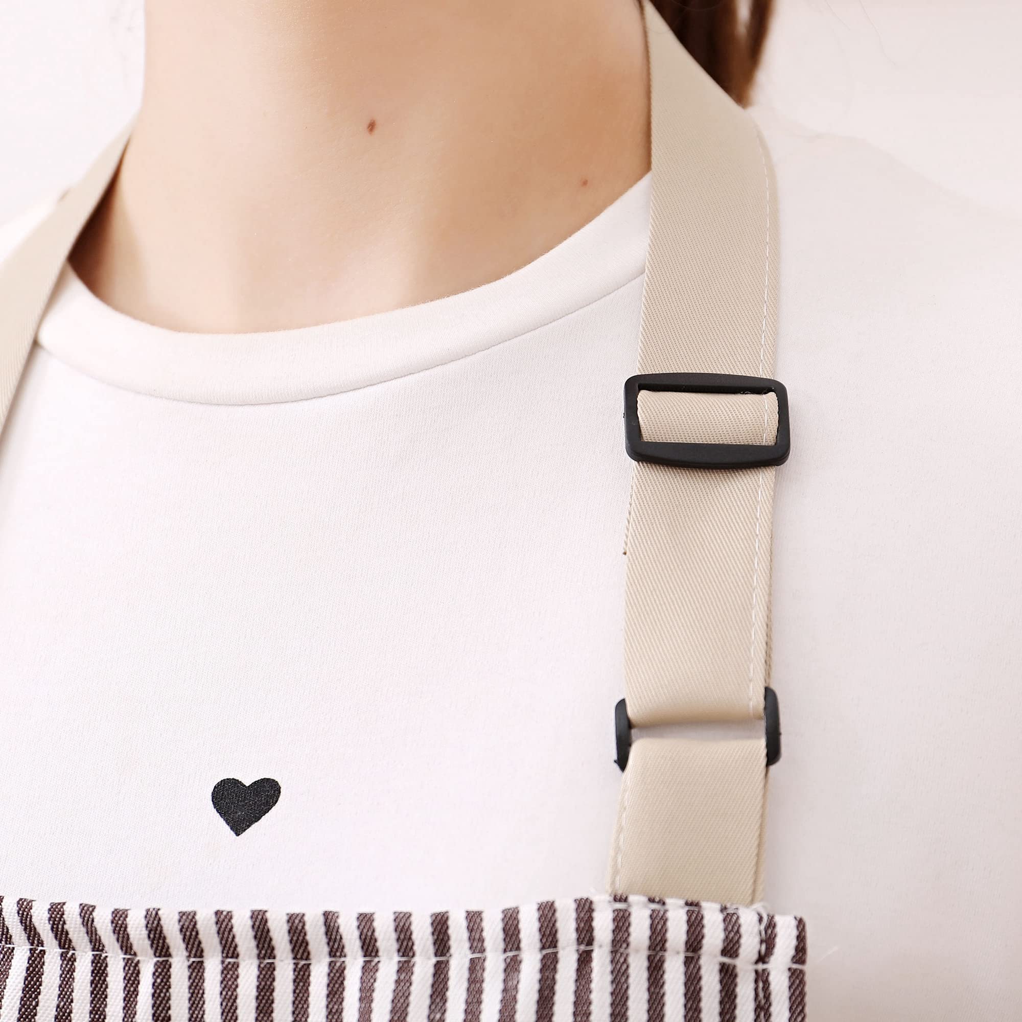 Tosewever easy-care apron is machine washable for busy kitchens.
