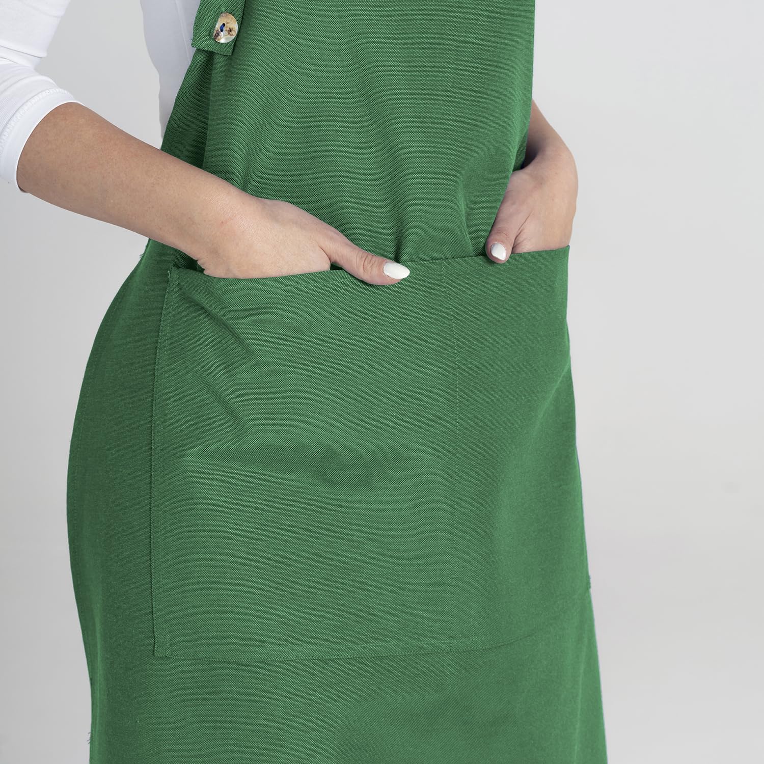 TOSHE machine-washable apron for quick cleanup after cooking.