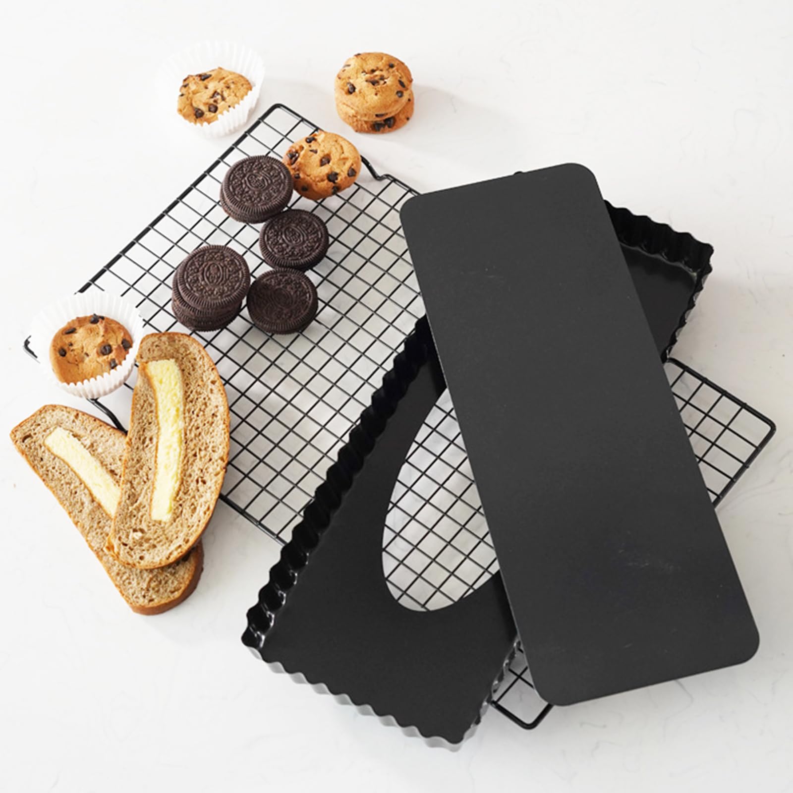 Tosnail removable-bottom pan offers easy release and cooling.