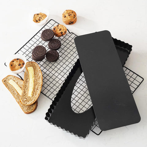 Tosnail removable-bottom pan offers easy release and cooling.