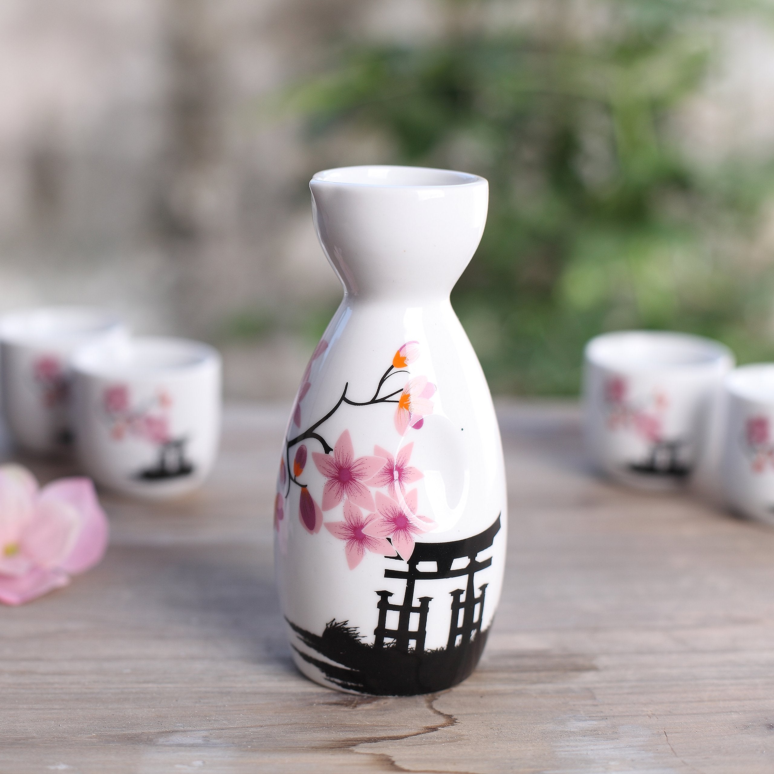 Tosnail sake set features a smooth surface that stays looking new.