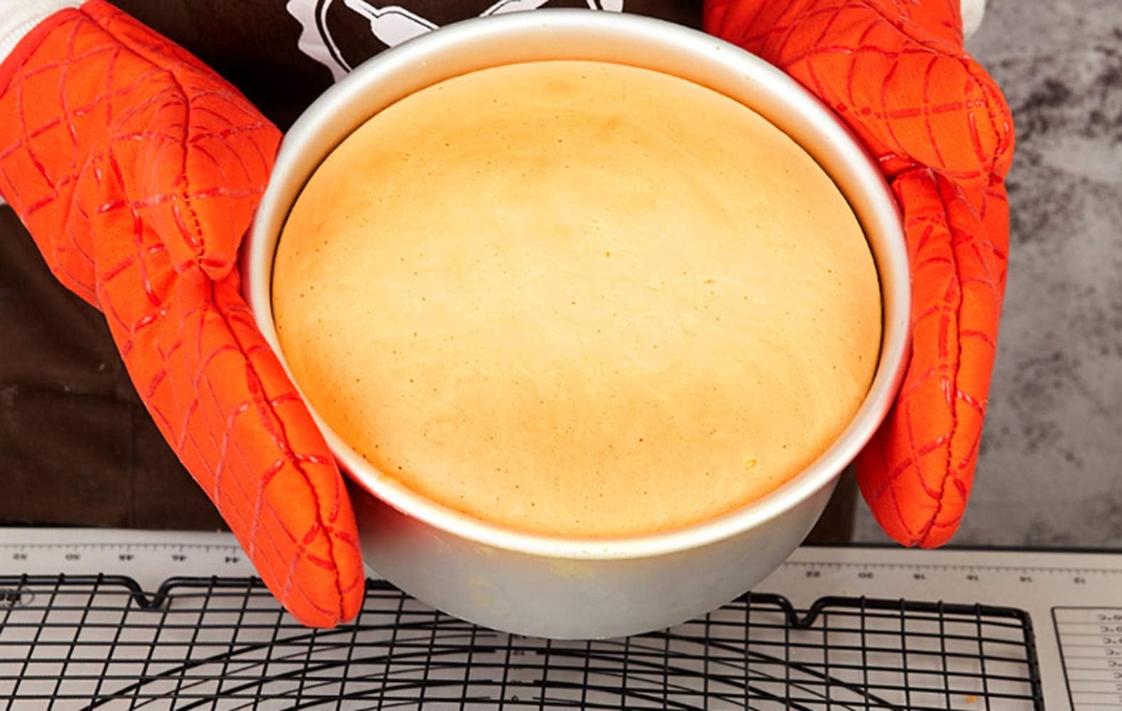 Tosnail versatile pan for cheesecake, carrot cake and layer cakes