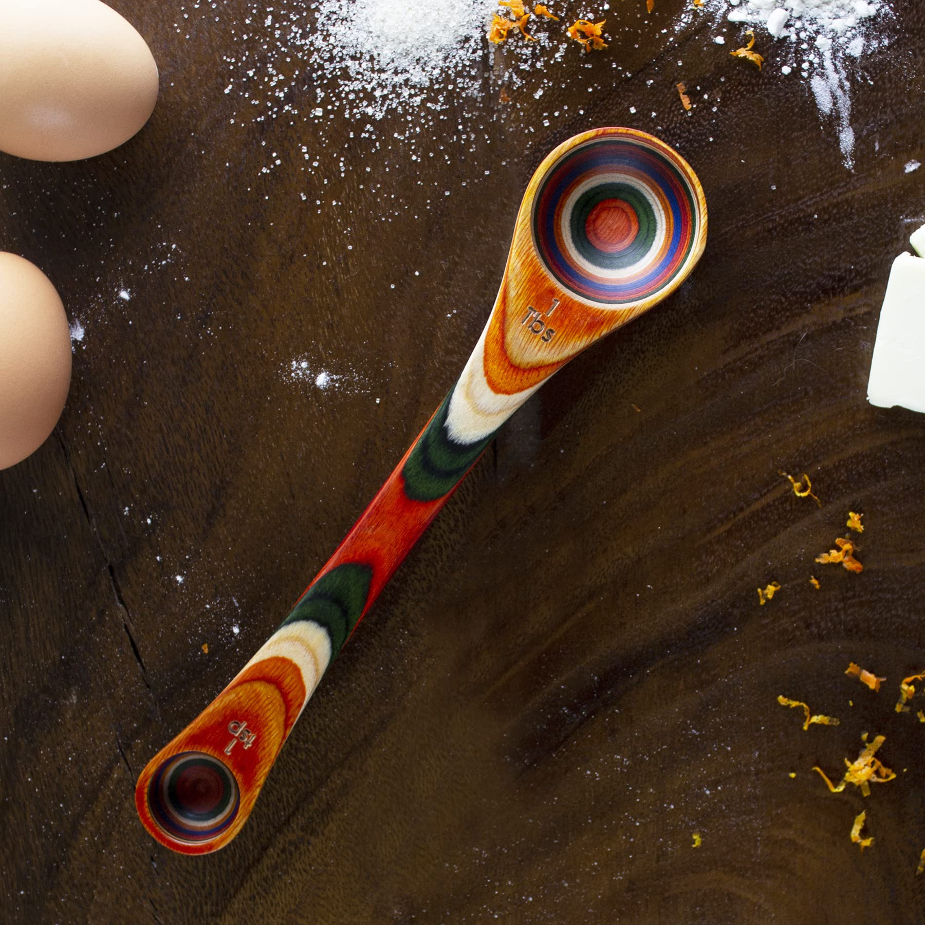 Close-up of rainbow birch layers on the Baltique Marrakesh 2-in-1 spoon for vibrant kitchen flair.