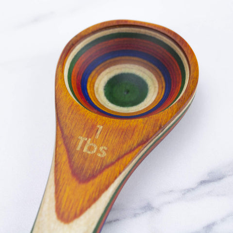 Baltique Marrakesh 2-in-1 spoon in use, measuring tablespoons with ease.