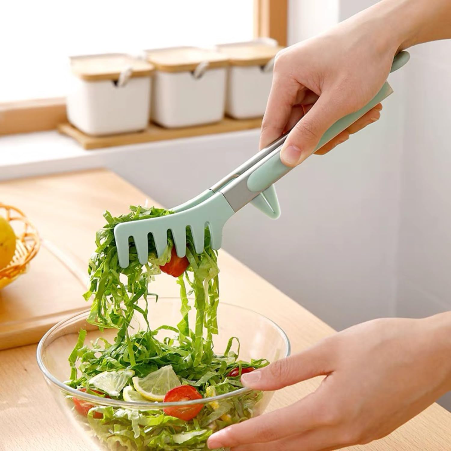 TOWINGO three-piece green silicone tong set for salads and grilling.