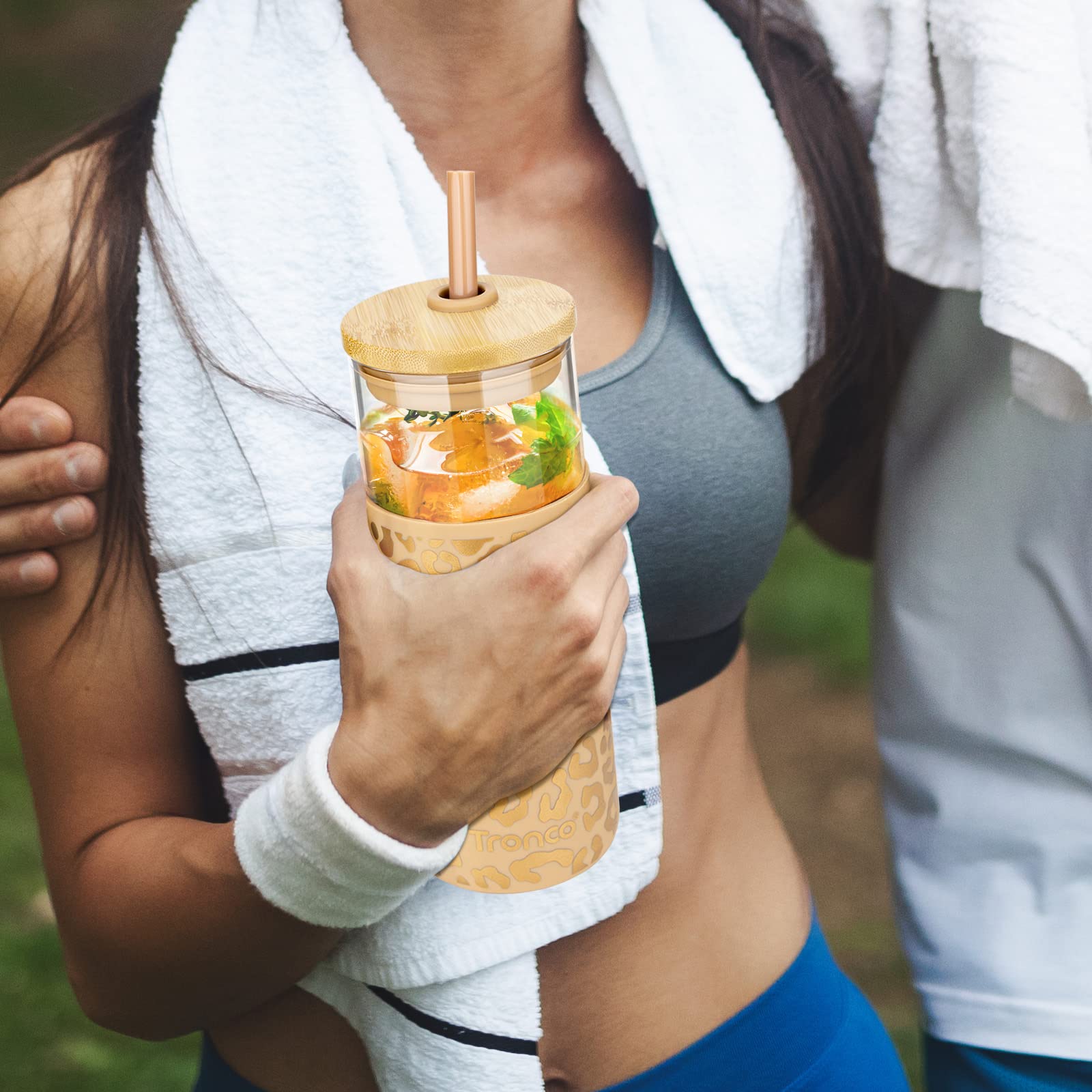 Tronco set includes reusable plastic straws to reduce waste.
