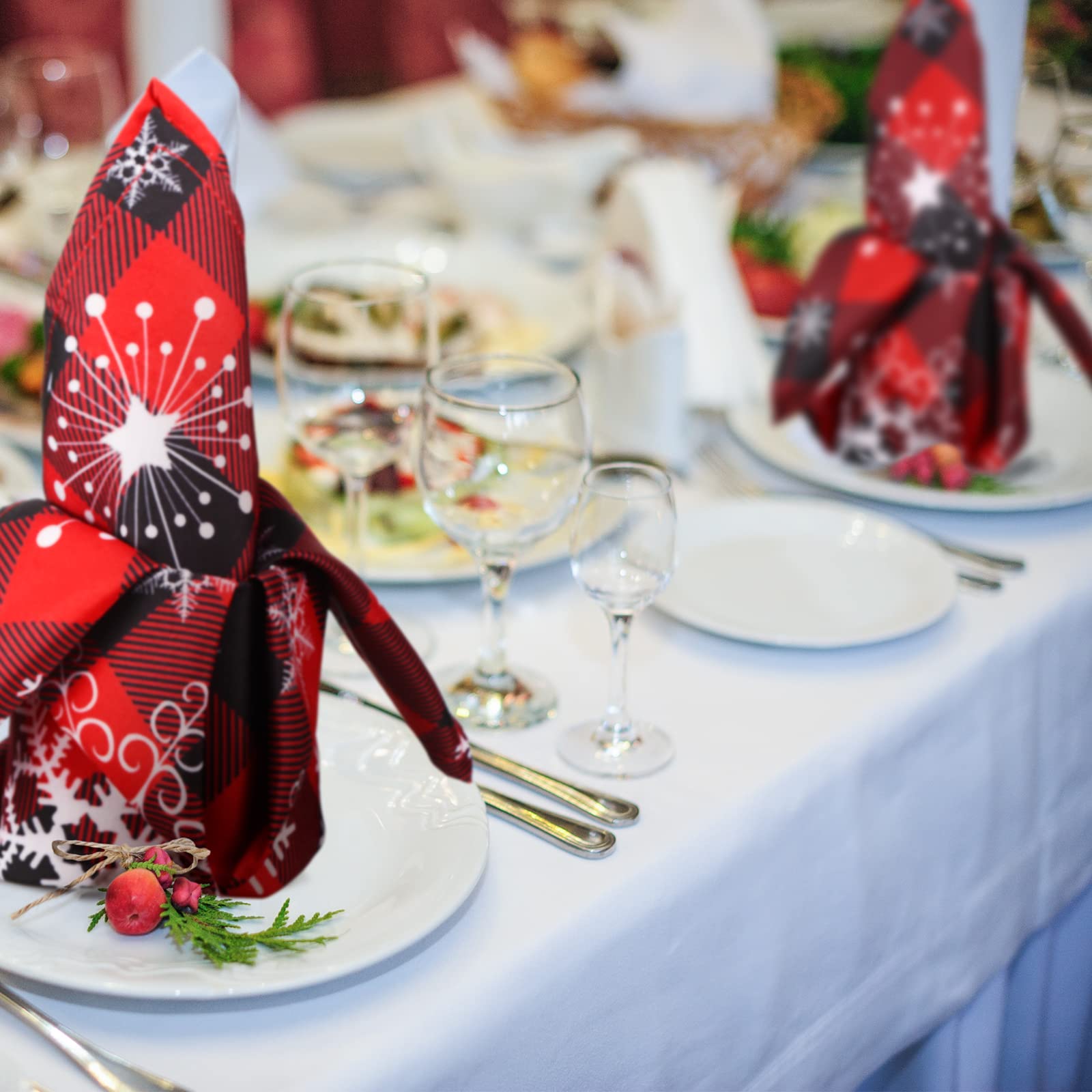Tudomro snowflake-pattern napkins add seasonal flair to celebrations.