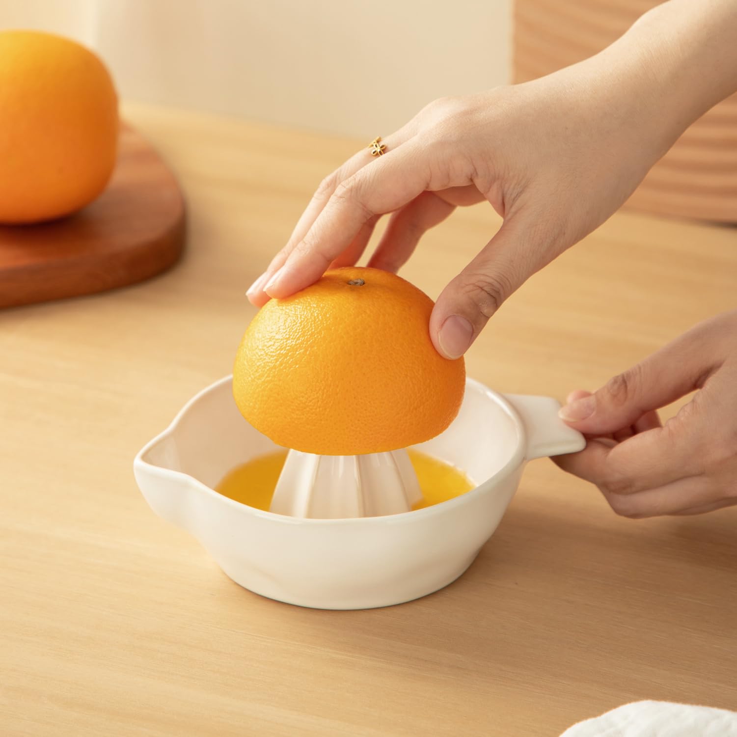 Tuioyoc ceramic juicer bowl collects juice neatly during use.