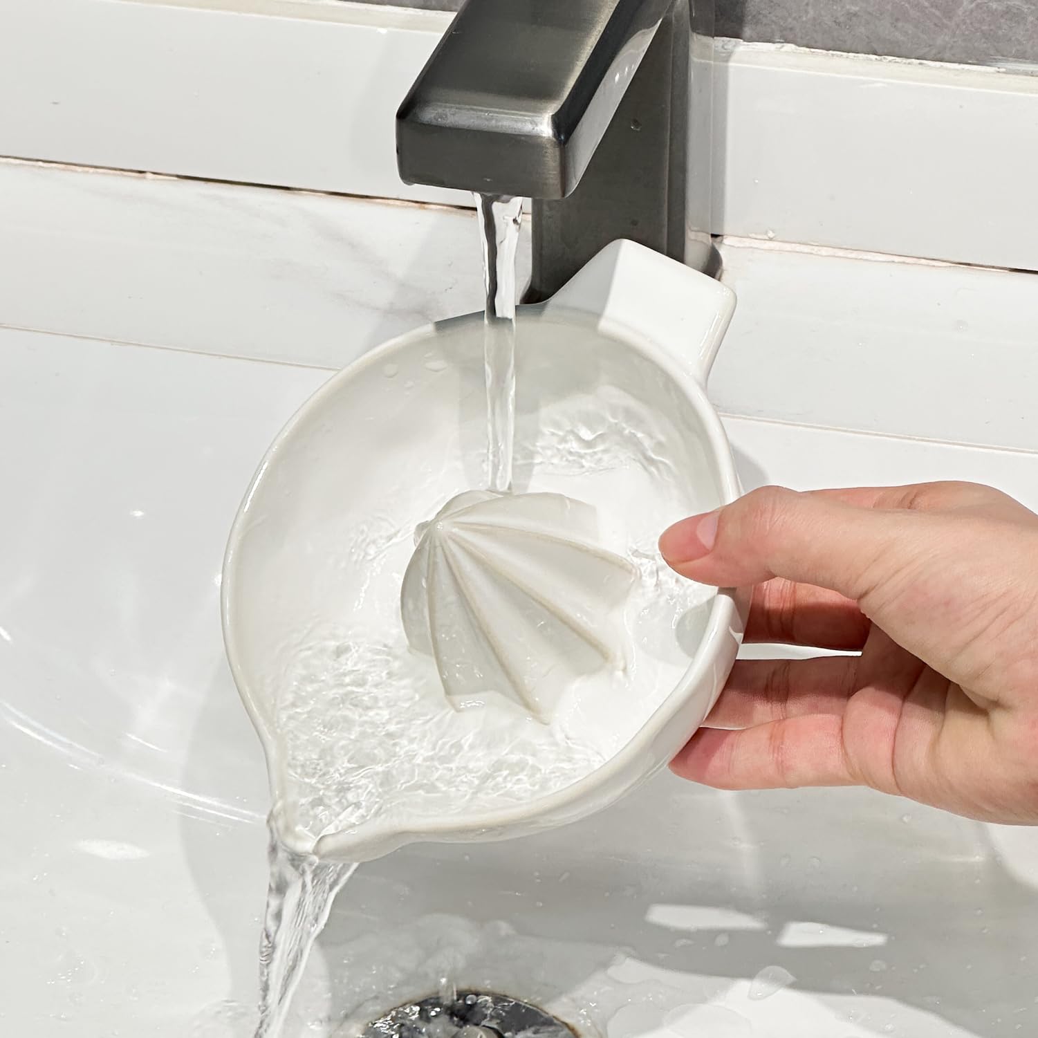 Tuioyoc dishwasher-safe ceramic juicer simplifies cleaning after juicing.