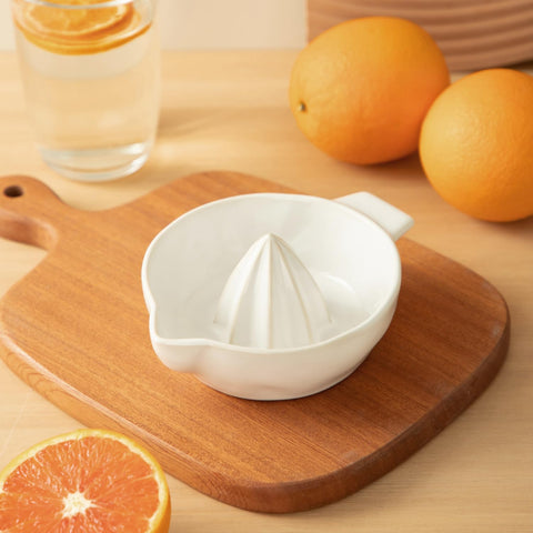 Tuioyoc handheld citrus juicer with pour spout for clean pouring.