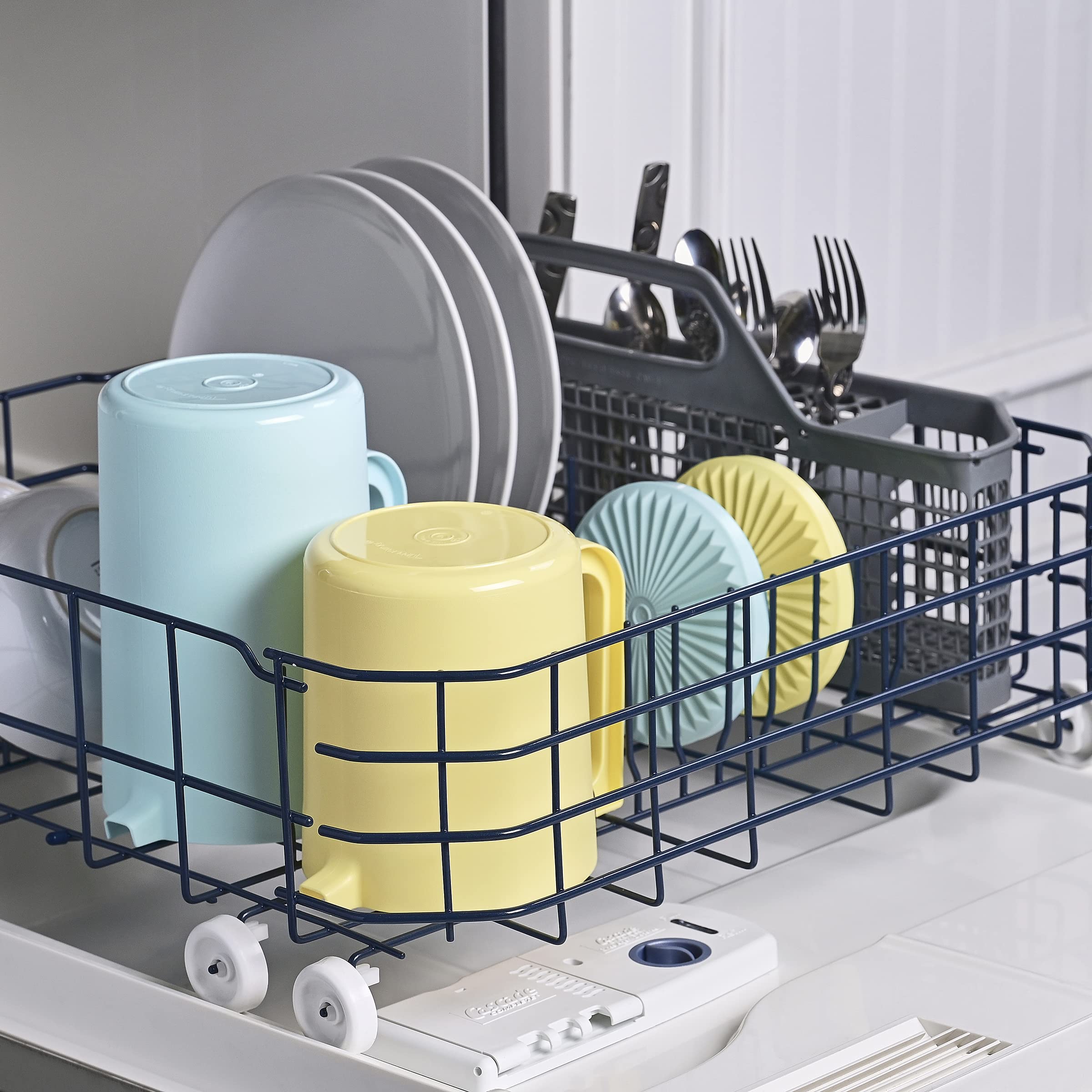 Translucent body of Tupperware Heritage shows liquid level at a glance.