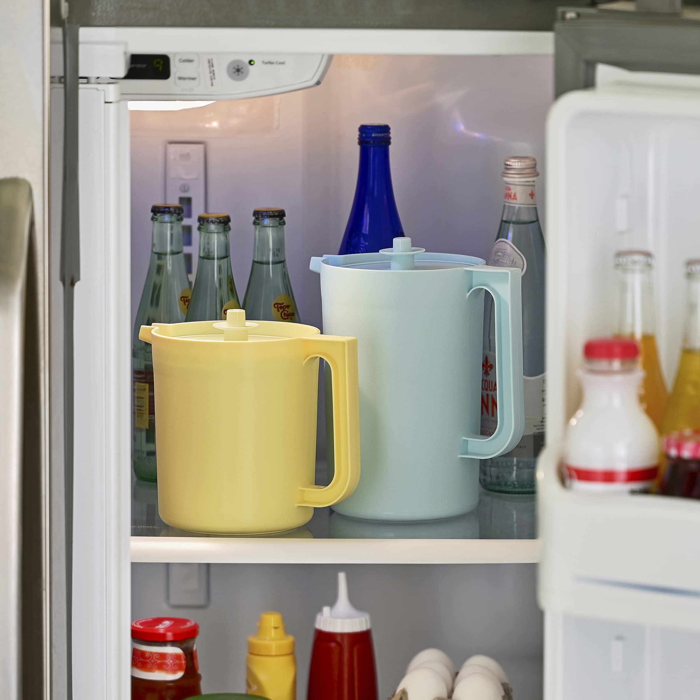 Lid design reduces splashes by holding back ice on Heritage pitcher.