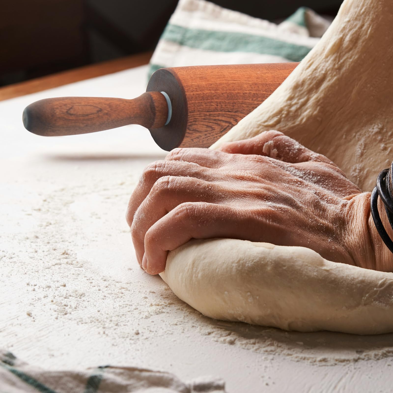 TUSIWIT rolling pin close-grain detail showing balance and grip.
