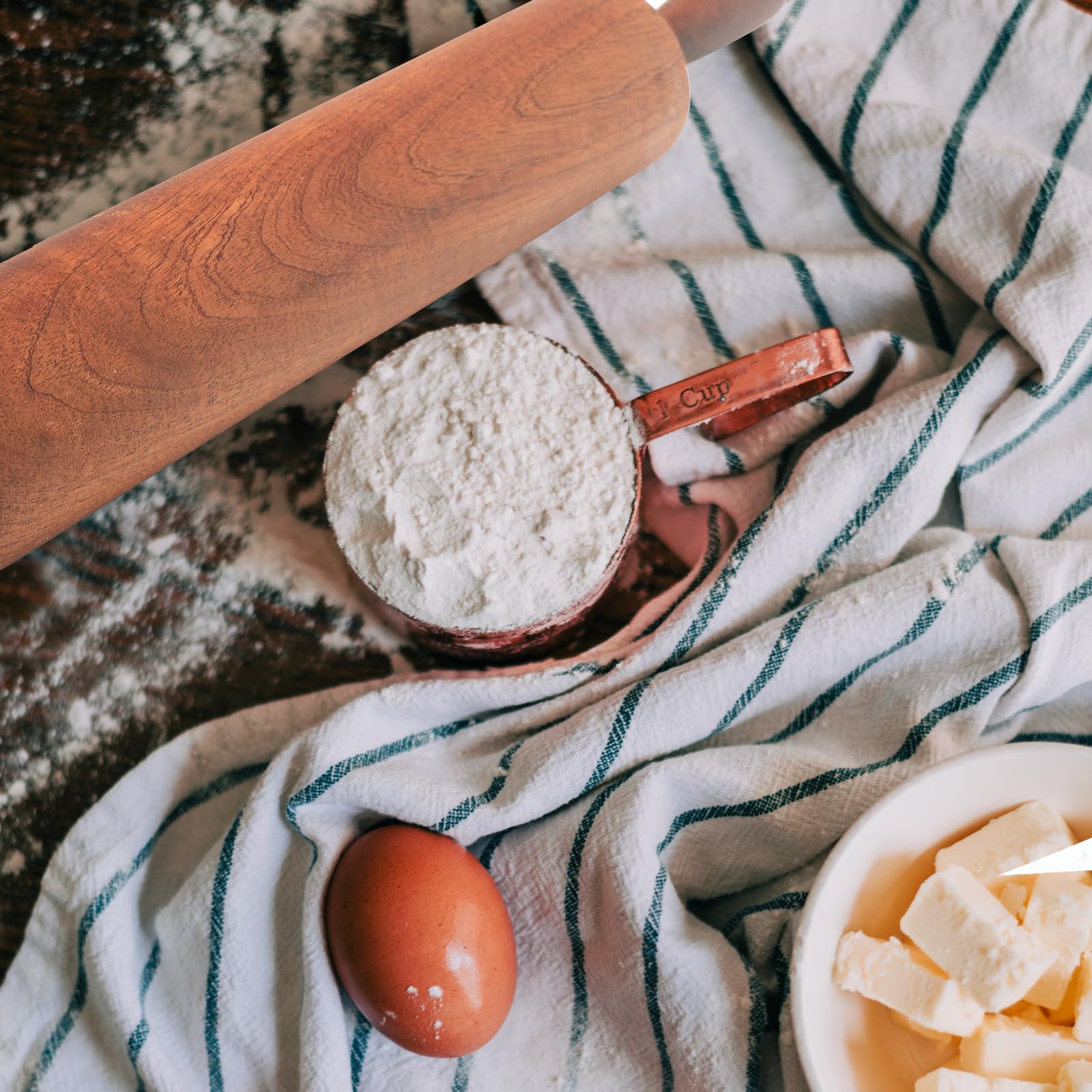 TUSIWIT rolling pin with handles delivers comfortable control during baking tasks.