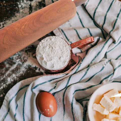 TUSIWIT rolling pin with handles delivers comfortable control during baking tasks.