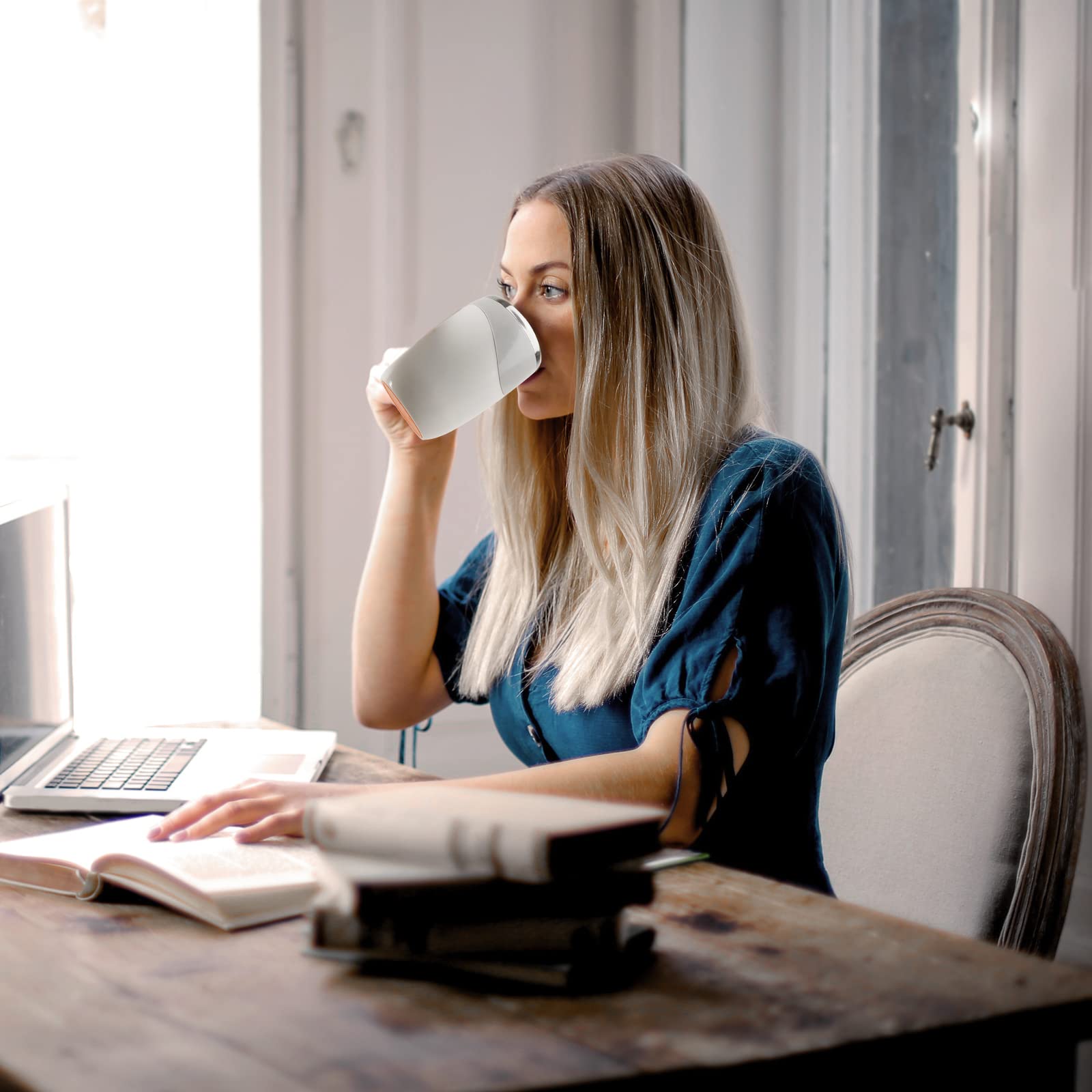 TXLOOK self stirring mug office use scenario with beverages