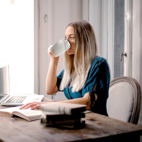 TXLOOK self stirring mug office use scenario with beverages