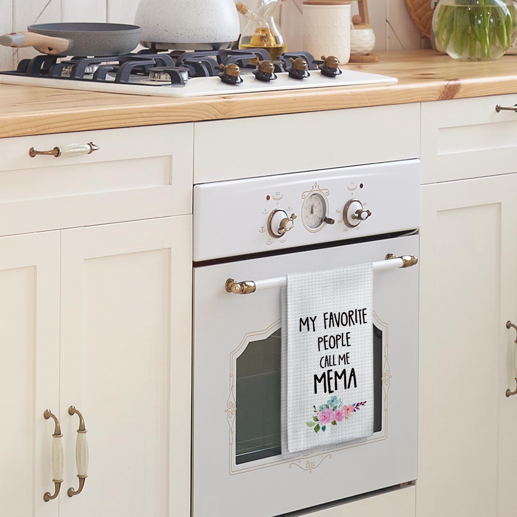 Tzhim Mema Christmas design towel ideal for festive kitchen décor.