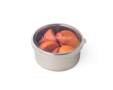 U Konserve lid-closed round bento box offers a leak-proof, plastic-free lunch option.