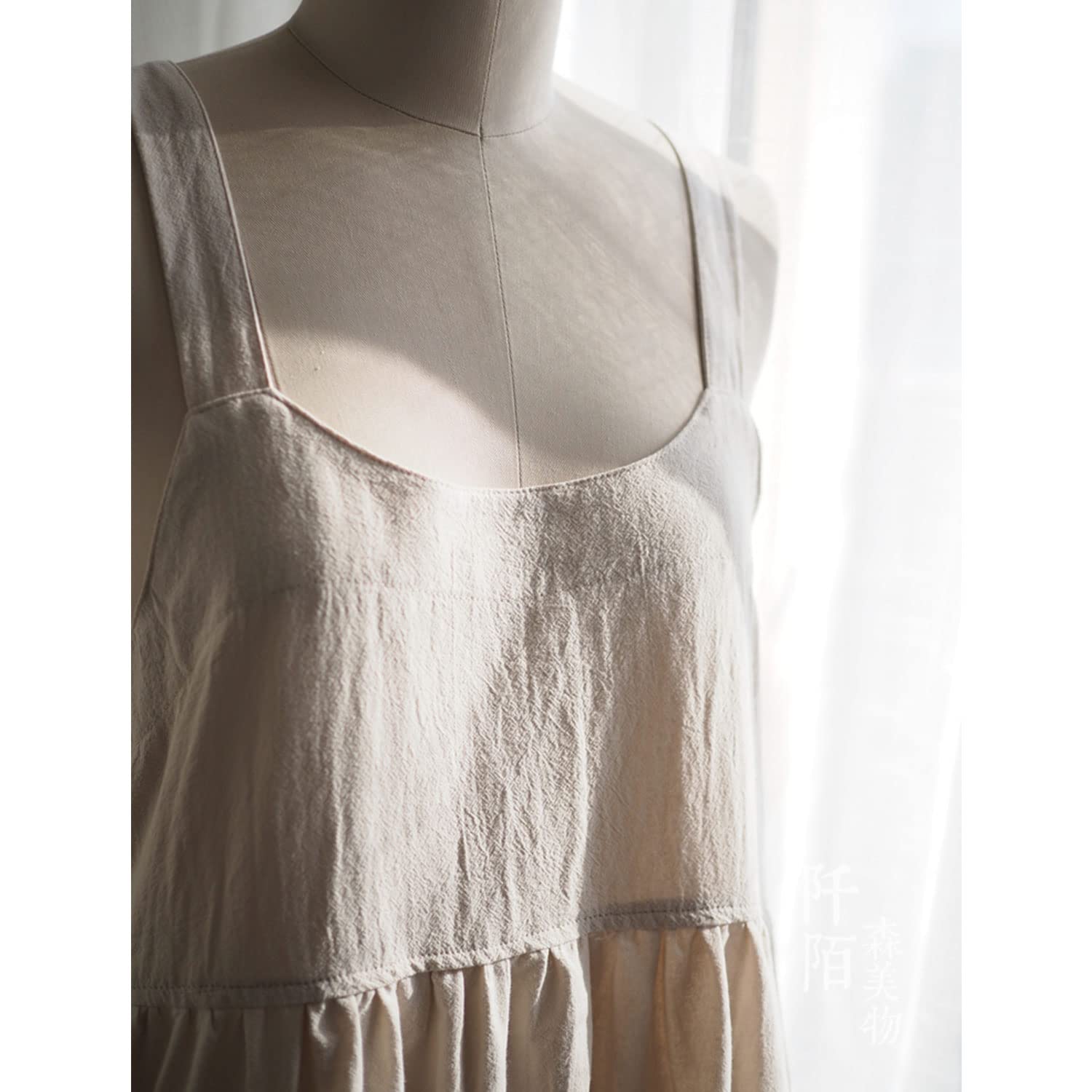 Uaussi cross-back strap detail highlights secure, adjustable wear.
