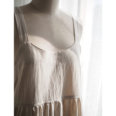 Uaussi cross-back strap detail highlights secure, adjustable wear.