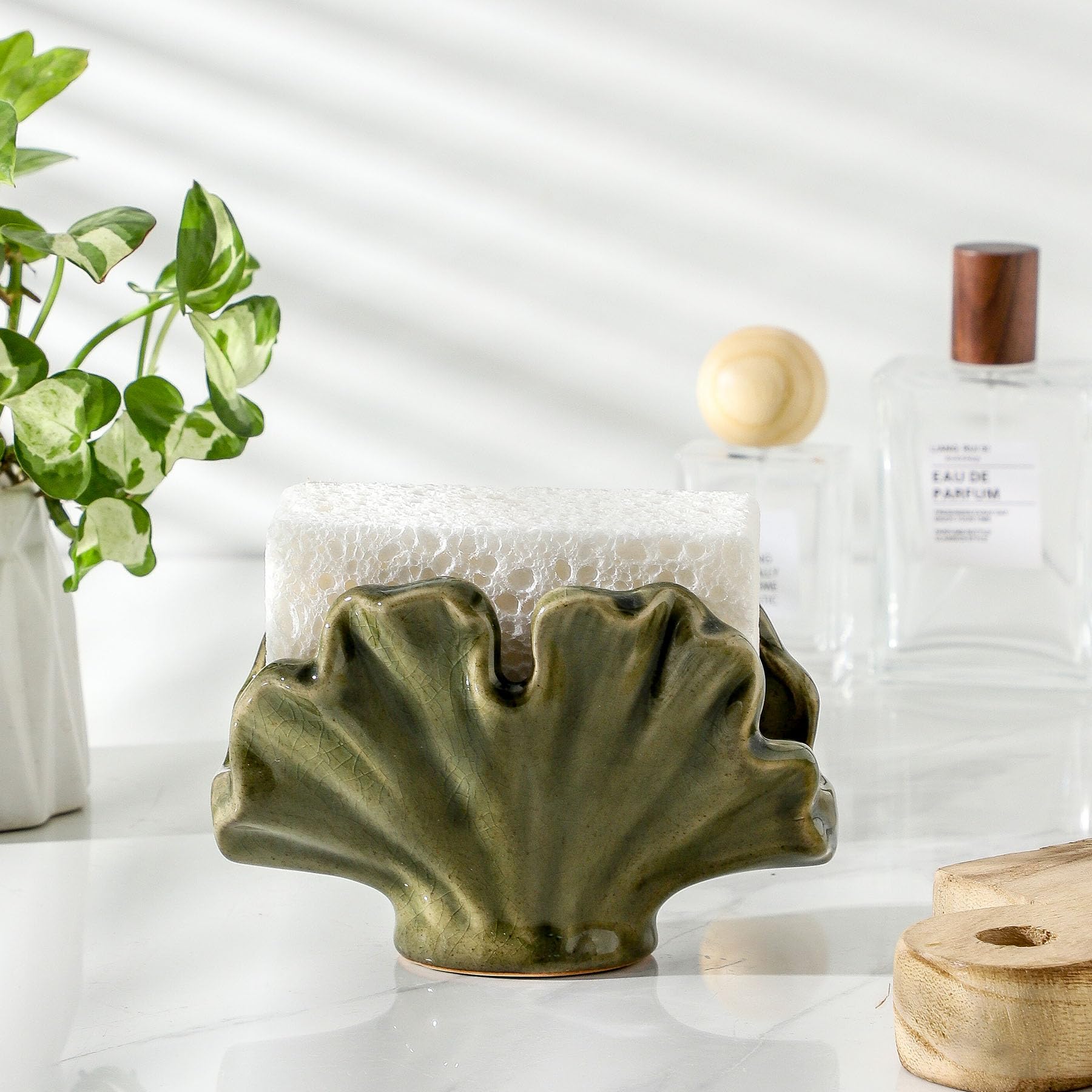 Uiddo kitchen sink organization adds farmhouse charm while protecting surfaces.