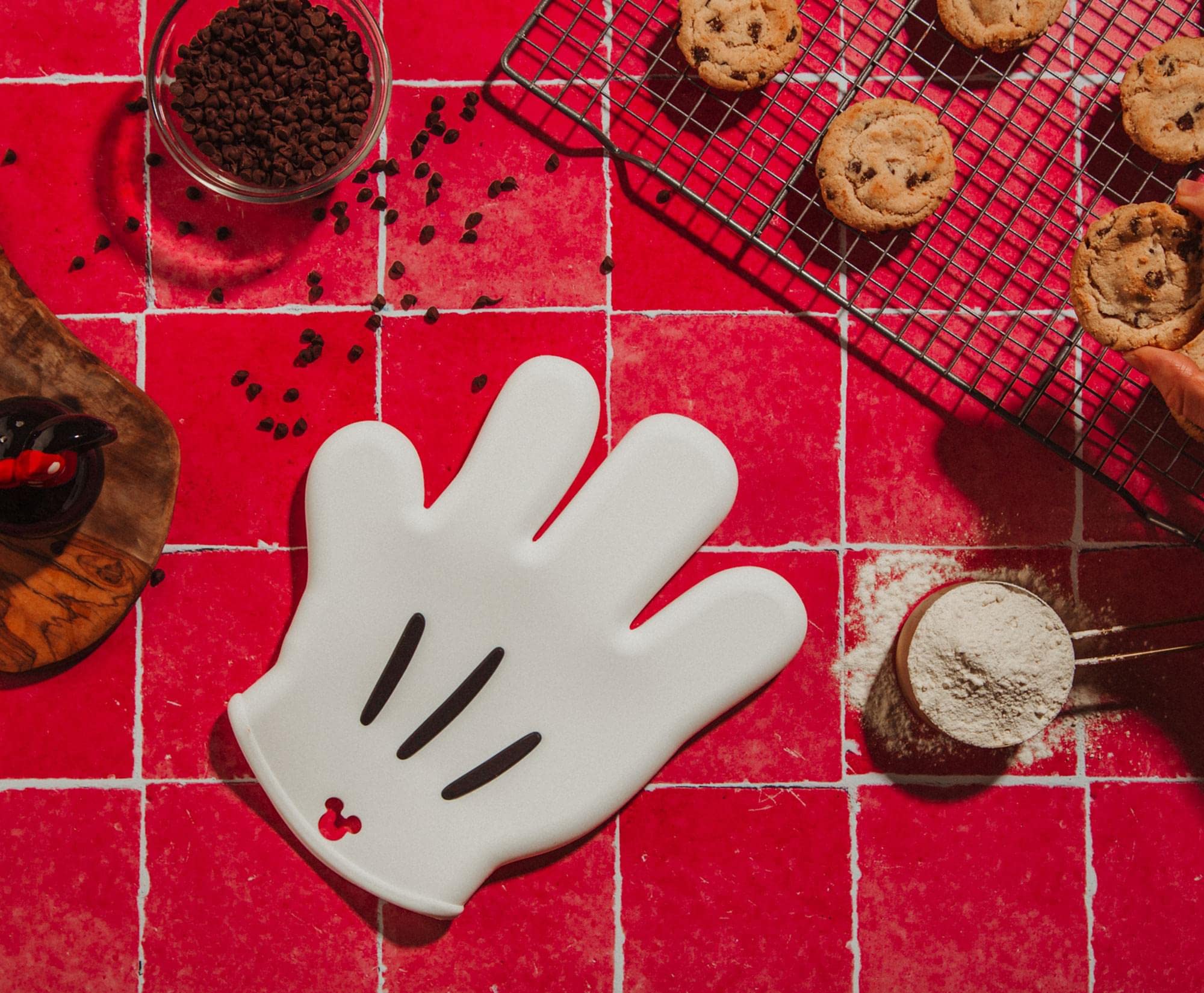 Ukonic Disney Mickey Mouse oven mitt heat-resistance close-up shows durable silicone protection