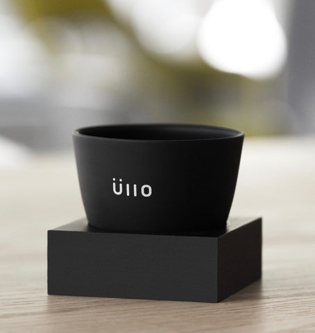 Üllo purifier bottle with wine demonstrates compact, portable purification at the table
