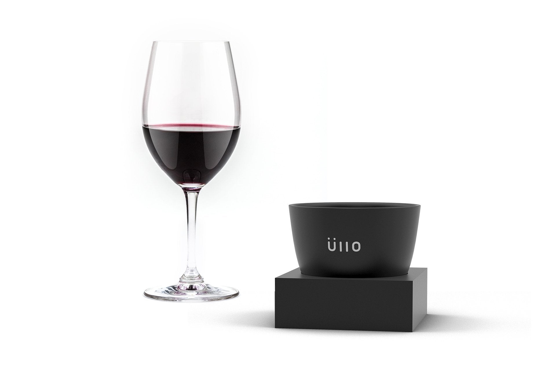 Üllo wine aerator on/off switch enables controlled aeration for bold reds