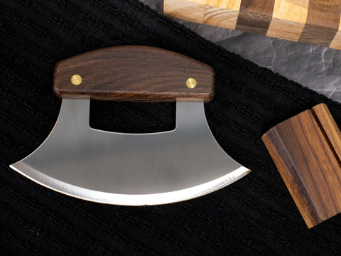 The ULU Factory Alaskan Ulu one-handed-use image shows dexterity