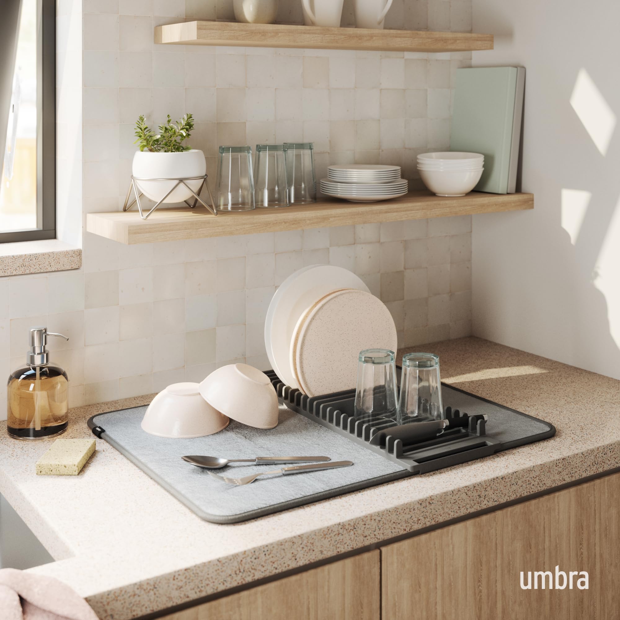 Umbra Udry microfiber mat absorbing water from drying dishes