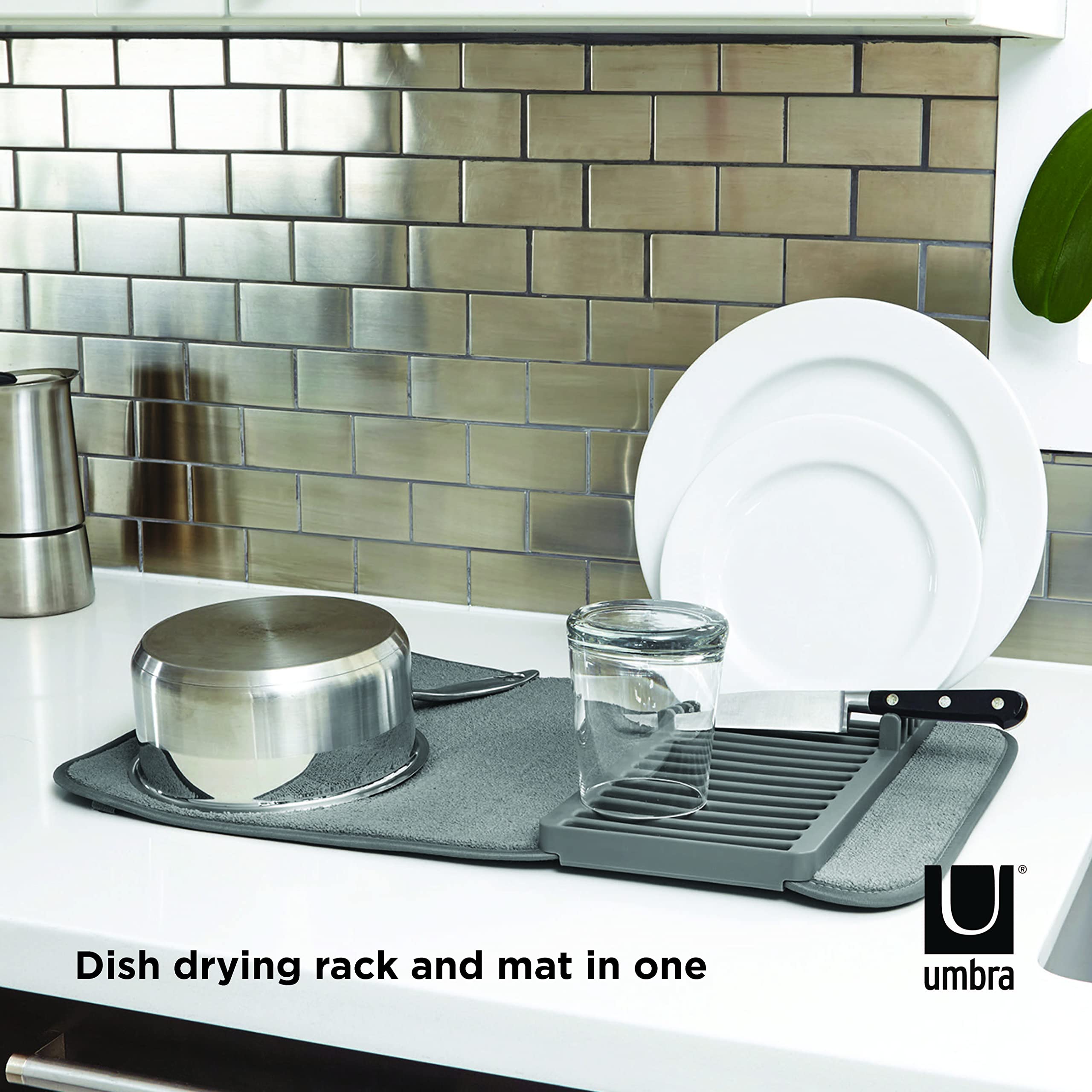 Umbra Udry Mini drying dishes on the microfiber mat for efficient air-drying.