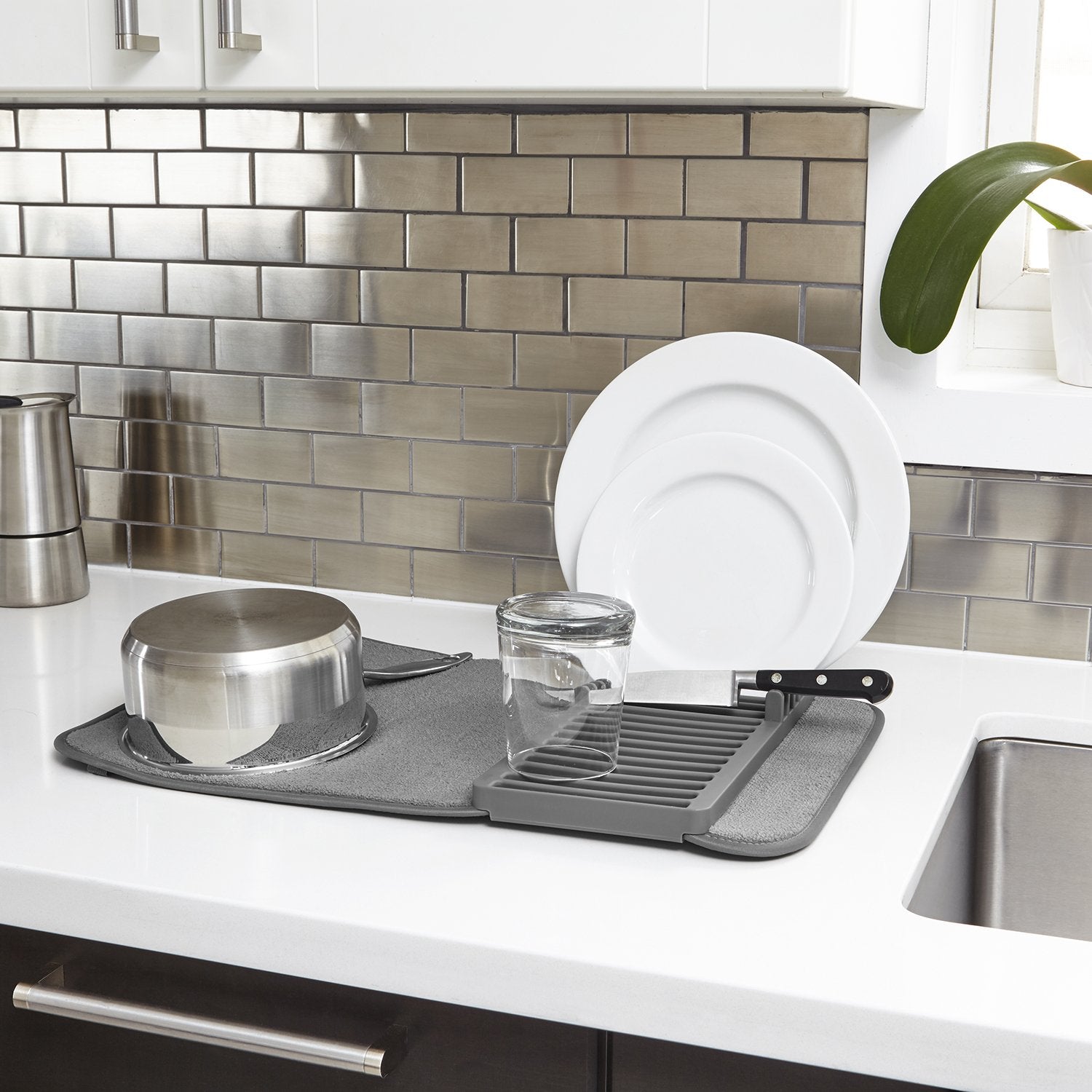 Umbra Udry Mini microfiber mat charcoal, absorbs water and protects countertops.